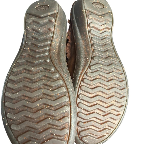 UGG Shoreline 5752 Women Size 7 Brown Leather
Sheepskin Winter Boots - Picture 6 of 11